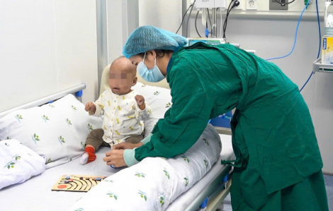 Bé 18 tháng tuổi hồi sinh nhờ ghép tủy xương từ chị gái