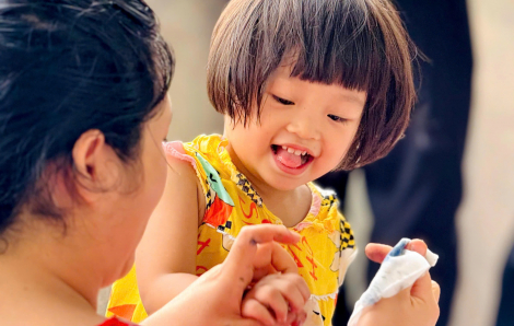 Bệnh nhi và bác sĩ cùng nhau làm lồng đèn vui trung thu