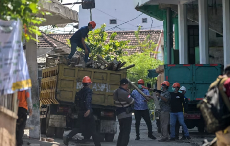 Cha mẹ tắt dần hy vọng khi những đứa con vẫn nằm dưới ngôi trường sụp đổ ở Indonesia