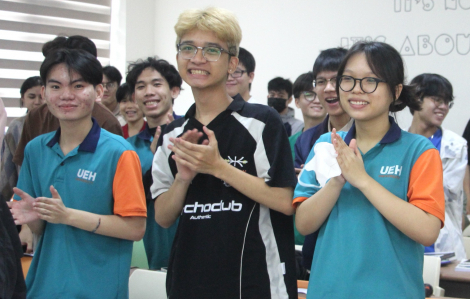 Đại học Kinh tế TPHCM chi 7 tỉ đồng hỗ trợ sinh viên bị ảnh hưởng bởi bão số 10