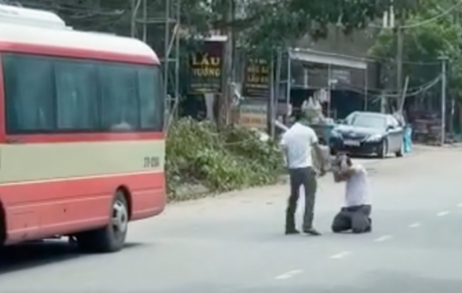 Tạm giữ đối tượng ép tài xế xe buýt quỳ giữa đường