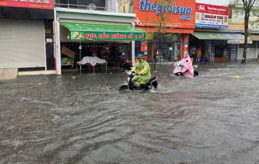 Hàng loạt tuyến đường ngập đến yên xe sau trận mưa hơn 2 tiếng ở TPHCM