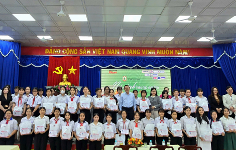 Báo Phụ nữ TPHCM trao học bổng Nữ sinh hiếu học tại các xã, phường mới của TPHCM