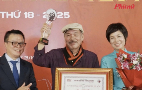 Nhạc sĩ Trần Tiến nhận Giải thưởng Bùi Xuân Phái - Vì tình yêu Hà Nội