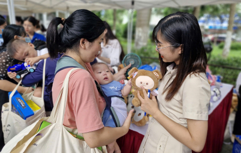 Rộn ràng hội chợ trung thu “không đồng” dành cho hơn 2.000 bệnh nhi