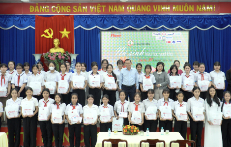 Trao học bổng – trao yêu thương