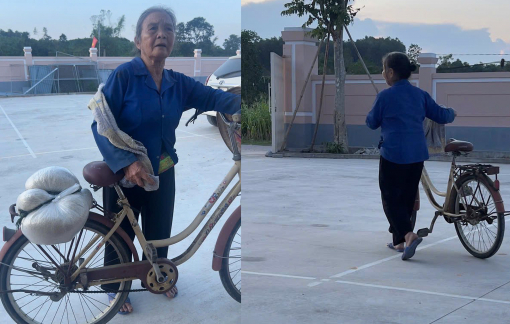 Bà lão đạp xe chở 20kg gạo hỗ trợ người dân vùng lũ