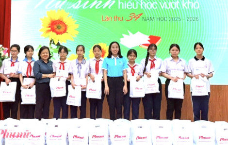 Báo Phụ nữ TPHCM mang học bổng Nữ sinh hiếu học vượt khó đến các phường mới và đặc khu Côn Đảo