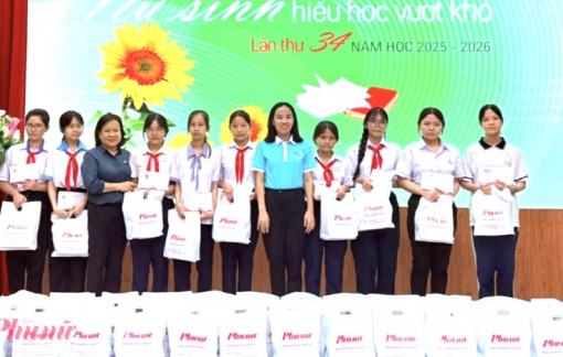 Báo Phụ nữ TPHCM mang học bổng Nữ sinh hiếu học vượt khó đến các phường mới và đặc khu Côn Đảo