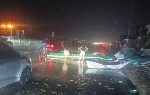 Giông lốc hất bay cả mái tôn, người đi đường thoát chết trong gang tấc