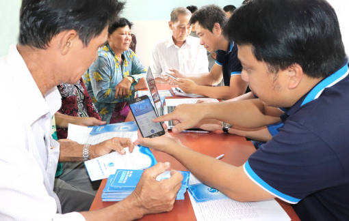 Người dân doi Mỹ Khánh trong niềm vui dùng nước sạch từ đồng hồ nước thông minh