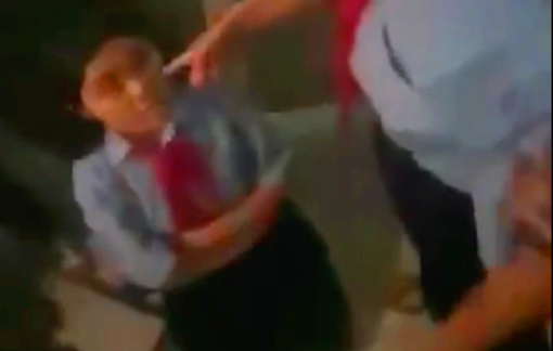 Nữ sinh lớp 8 bị bạn bắt quỳ gối, tát vào mặt trong nhà vệ sinh