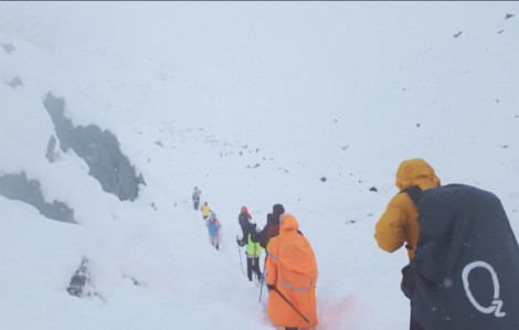 1.000 người leo núi mắc kẹt ở Everest do bão tuyết