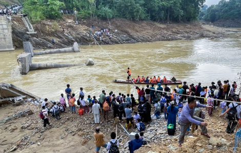 Bắc ròng rọc đưa học sinh, giáo viên vượt suối tới trường