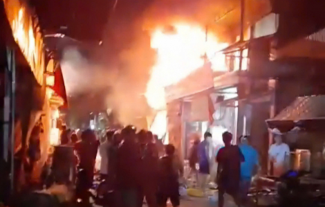 Cháy lớn ở An Giang, thiêu rụi 7 căn nhà