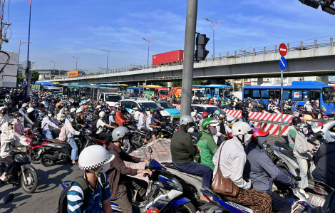 Sáng đầu tuần, giao thông tại ngã tư Thủ Đức rơi vào hỗn loạn