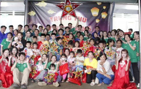 Sinh viên hóa “chú Cuội, chị Hằng” vui trung thu cùng trẻ em