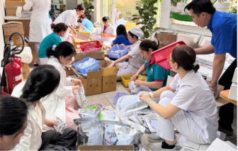 Ngành y tế TPHCM gửi 10.000 túi thuốc gia đình nơi bị ảnh hưởng của bão lũ