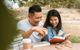 Vợ chồng phải “đốt” nhau, hay hương lửa tự bén?