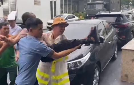 Bệnh nhân gãy chân được CSGT hỗ trợ đưa qua điểm ngập đến bệnh viện cấp cứu