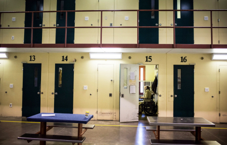 Bi kịch già hóa nơi nhà tù