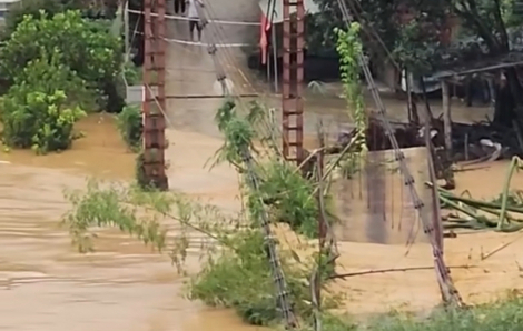 Cầu treo biến dạng trong dòng lũ dữ khiến giao thông đứt mạch