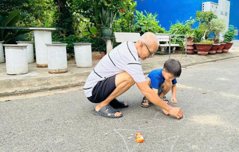 Chiếc bảng đặc biệt của ba