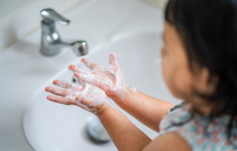 Có nên ngâm nước muối đặc để trị bệnh ghẻ?