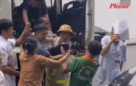 Hà Nội: Bệnh nhân gãy chân được CSGT hỗ trợ đưa qua điểm ngập đến bệnh viện cấp cứu