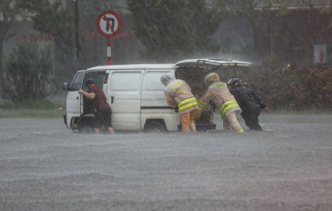 Hà Nội lại ngập nặng, phương tiện chết máy la liệt
