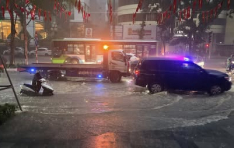 Hà Nội mưa to đến rất to, nhiều trường cho học sinh nghỉ học