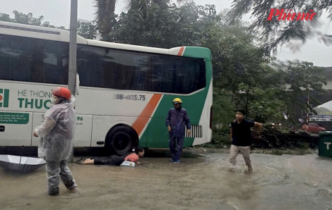 Hà Nội: Phát hiện điểm rò điện khiến nhiều người bị giật trong mưa ngập