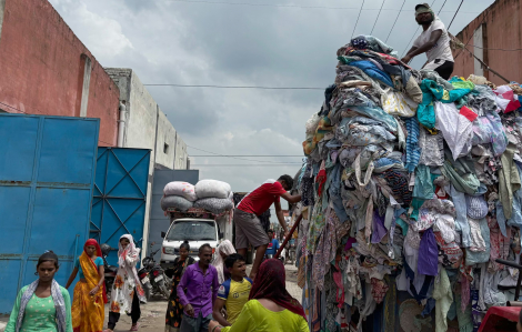 Hơi thở đầy bụi vải ở ''thủ phủ'' tái chế thời trang nhanh toàn cầu