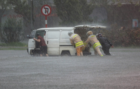 Mưa lớn kéo dài từ đêm tới sáng, Hà Nội lại ngập nặng trên nhiều tuyến phố