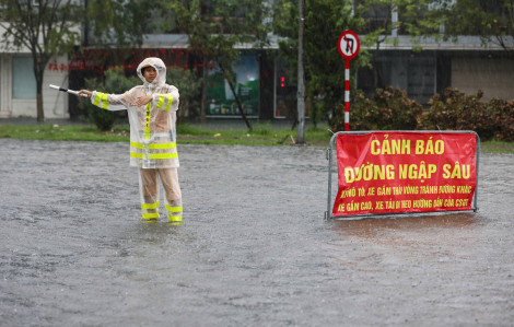 Hà Nội: Phát hiện điểm rò điện khiến nhiều người bị giật trong mưa ngập