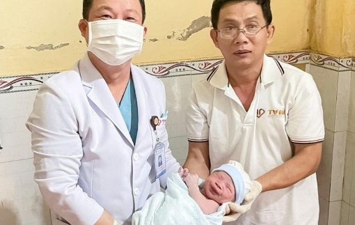 Cứu thành công bé sơ sinh đẻ rơi tại nhà ở Cà Mau