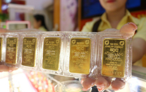 Giá vàng miếng tăng cao, giá bạc giảm