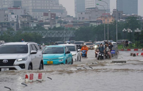 Trời hửng nắng, nhiều tuyến phố Hà Nội vẫn chìm trong biển nước