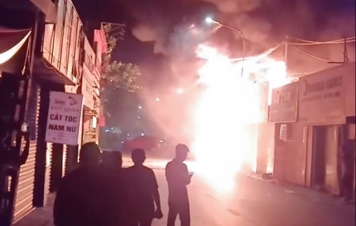 Cửa hàng quần áo cháy dữ dội giữa đêm, 1 người tử vong