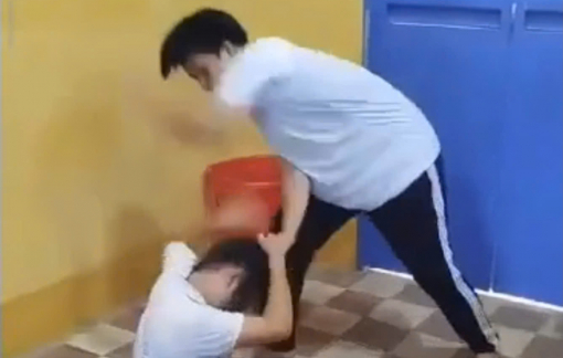 2 nam sinh đánh dã man 1 nữ sinh trong lớp học