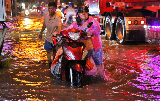 Mới đầu mùa triều cường người dân TPHCM đã khổ vì ngập