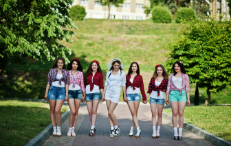 Nhóm bạn rạn nứt tình cảm vì quy định dress code