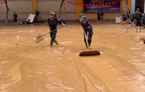 Chiến sĩ dọn dẹp bùn đất ở Cao Bằng sau khi lũ rút