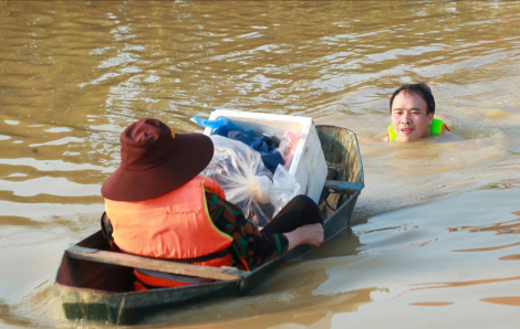 CSGT Hà Nội huy động phương tiện, lực lượng hỗ trợ người dân vùng lũ