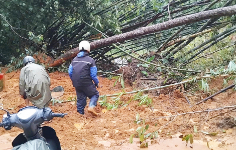 Miền Trung: Đường sạt lở, cản trở giao thông, dân không dám đi