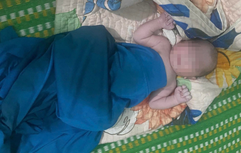 Nữ công nhân xin nhận lại bé trai bị bỏ rơi cạnh bãi rác