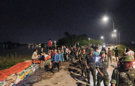 Nước lũ dâng cao đe dọa đê, hàng ngàn người trắng đêm phòng hộ tại Bắc Ninh