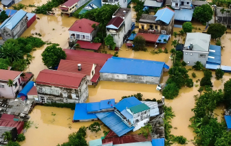 Hàng trăm ngôi nhà ở Thái Nguyên vẫn chìm trong nước sau đỉnh lũ sông Cầu