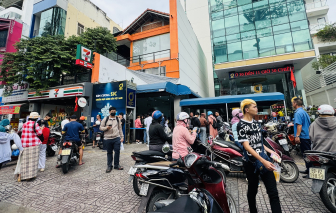 Ngày đầu bỏ độc quyền vàng miếng, người mua vẫn xếp hàng đợi mua SJC