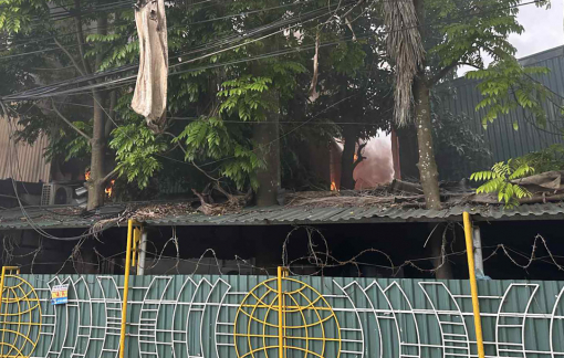 Kho dược phẩm tại Hà Nội bốc cháy dữ dội sau tiếng nổ lớn